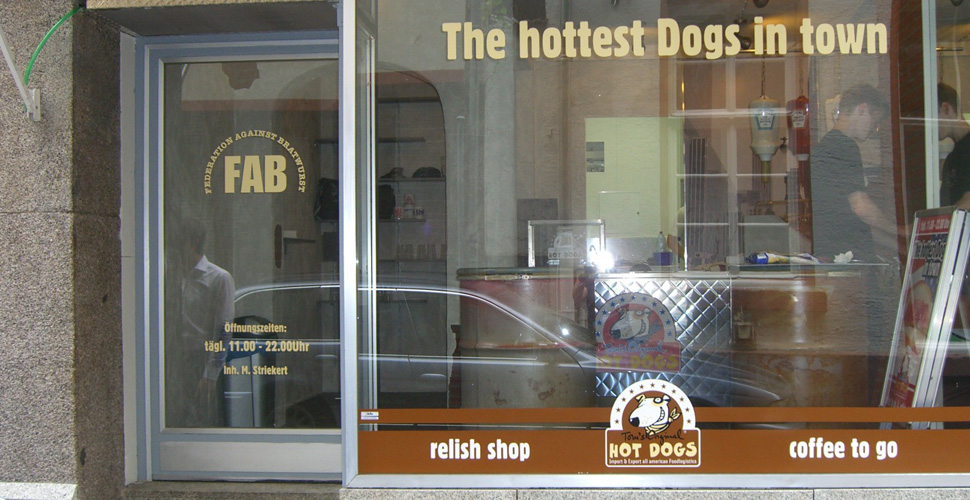 Fensterbeschriftung Tom's Original Hot Dogs